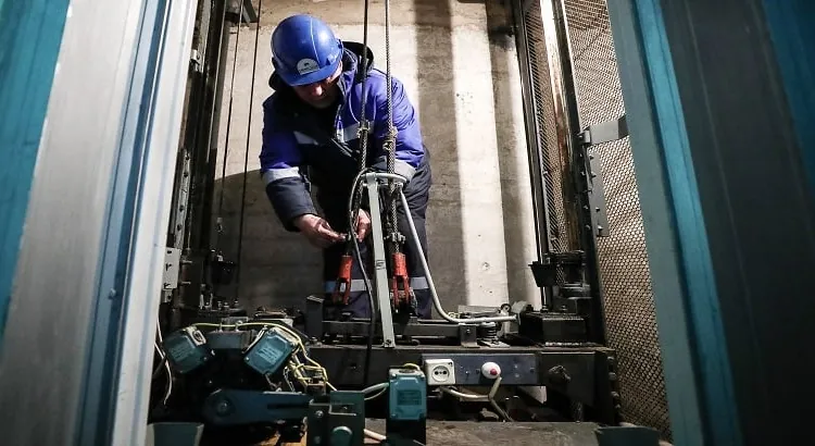 Technicien ASCOP en maintenance d'ascenseur
